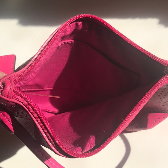 ! SOLD! COACH FUSCHIA LEATHER WRISTLET W/Dust bag - Picture 4 of 7